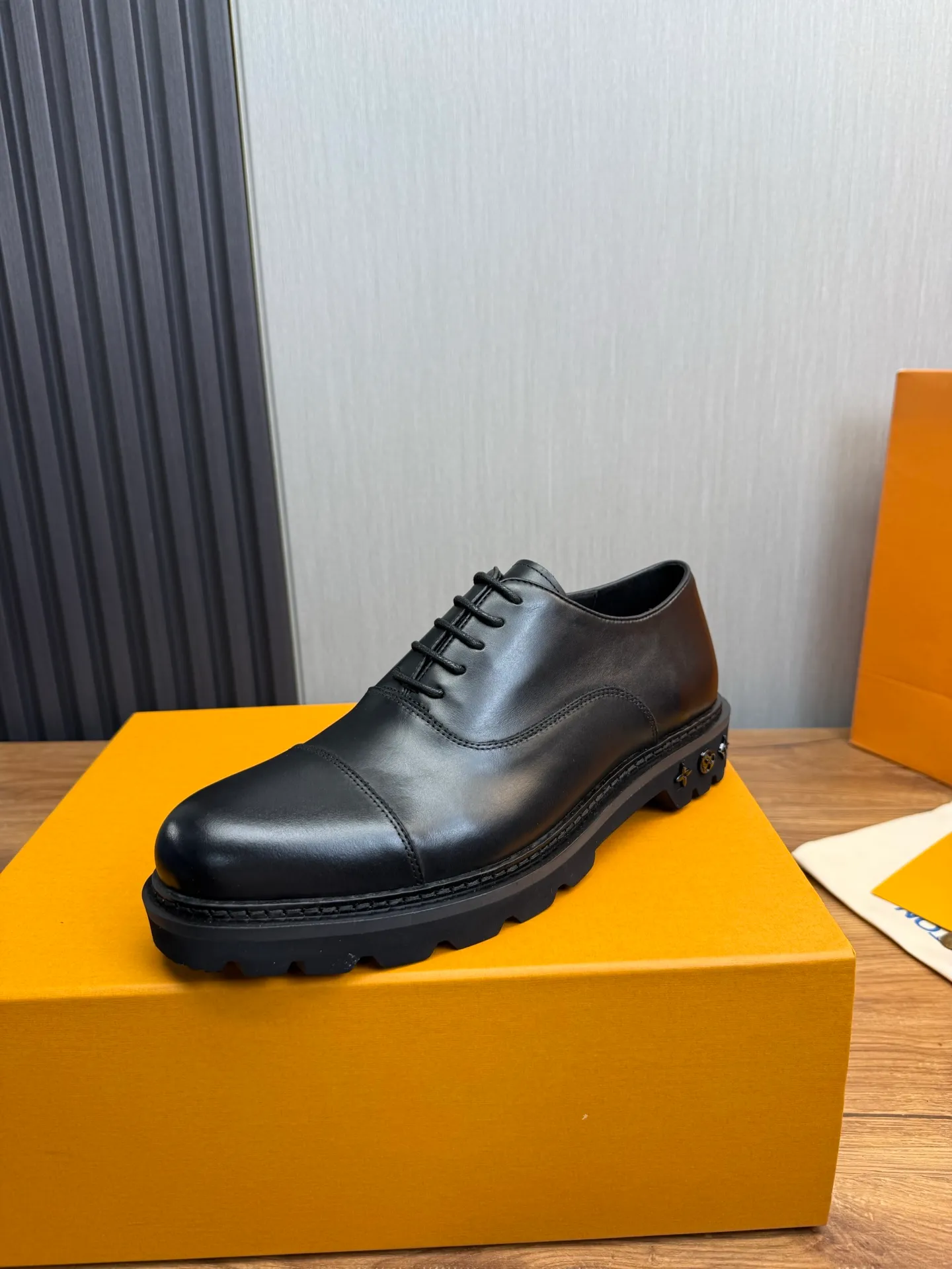 Men's shoes 💰900💰 LV. Men's casual lace-up leather shoes, the latest hot style 🔥 1:1 original purchase quality, top quality goods ⬆️The upper is imported open-edge beaded cowhide, cowhide, and cow suede. The hand-made three-dimensional stitching highlights the round toe design. The inner foot pads are all imported cowhide, with the original wear-resistant foam outsole, matching code 39-44, (38, 45 custom-made, non-refundable)